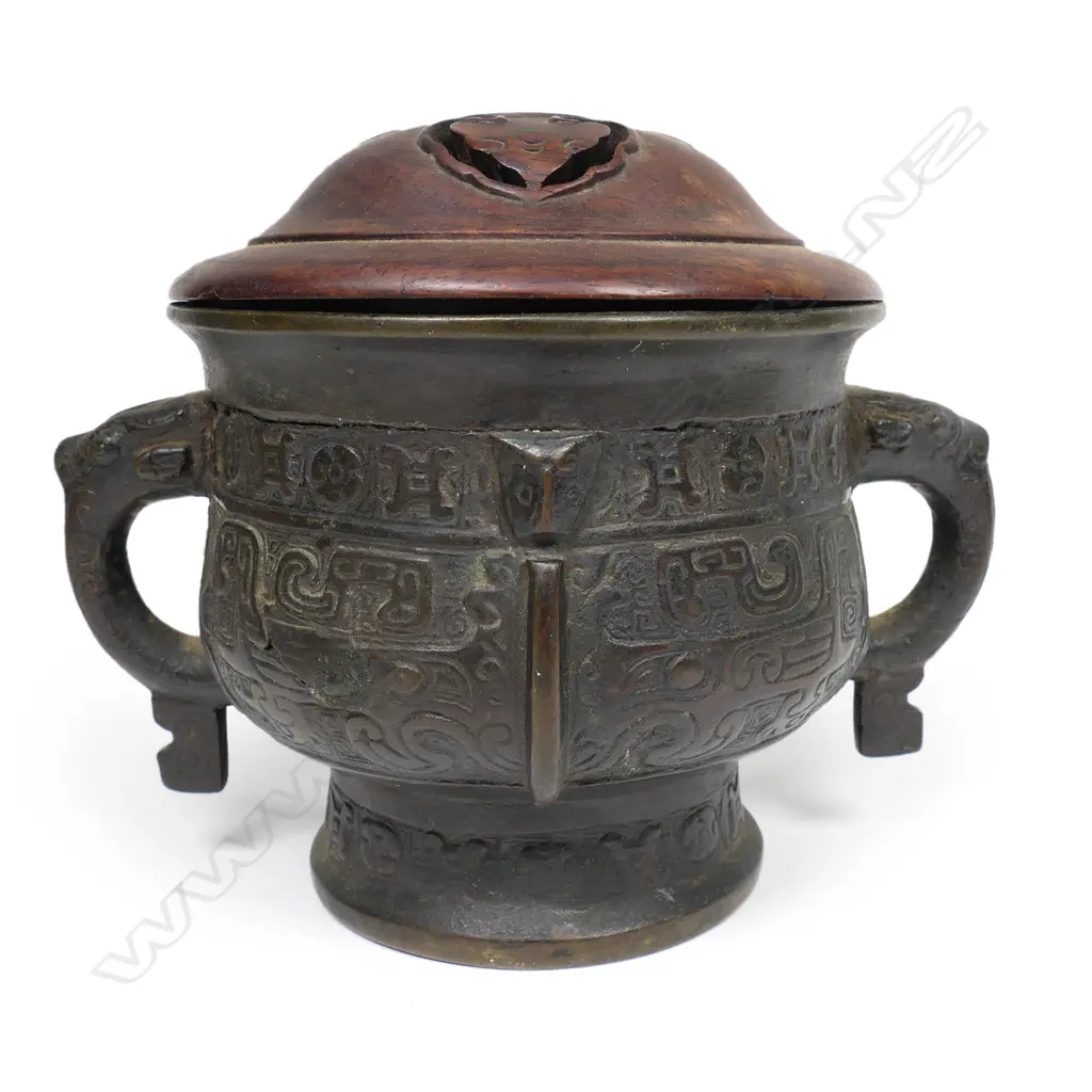 A Chinese bronze gui censer, Image 1++