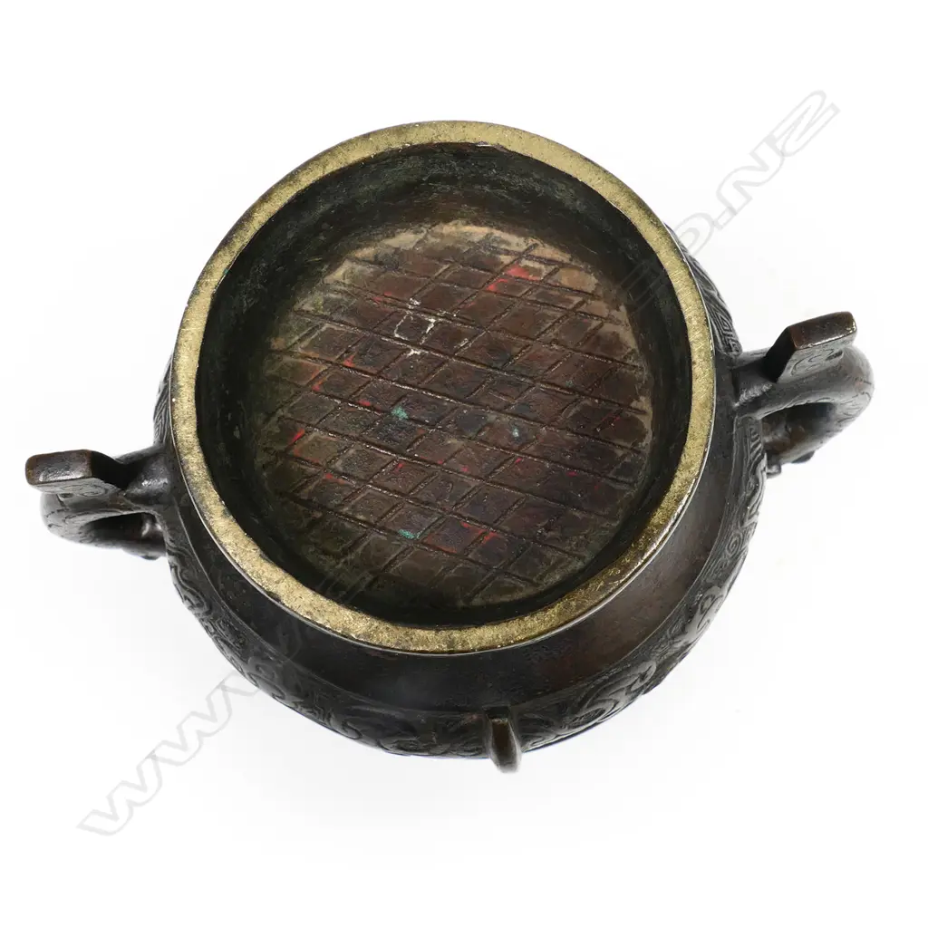 A Chinese bronze gui censer, Image 1++