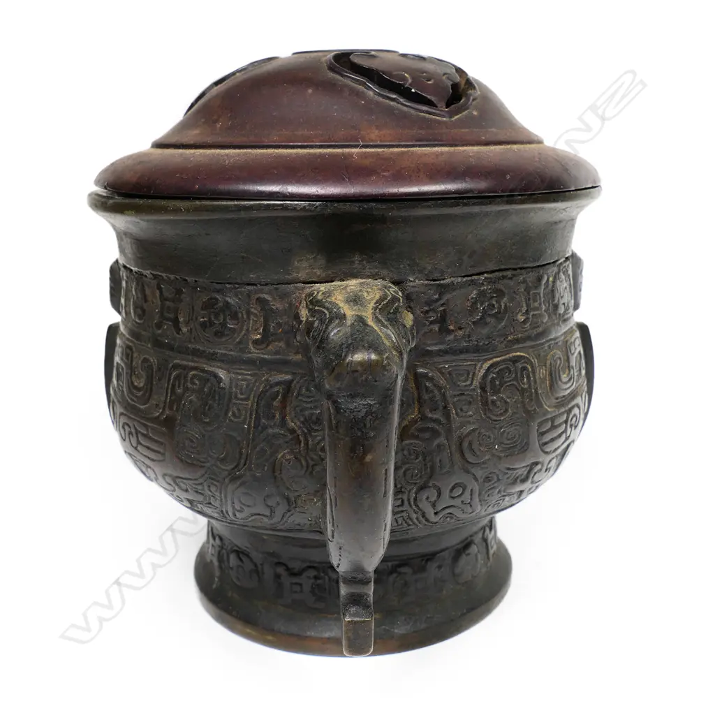 A Chinese bronze gui censer, Image 1++