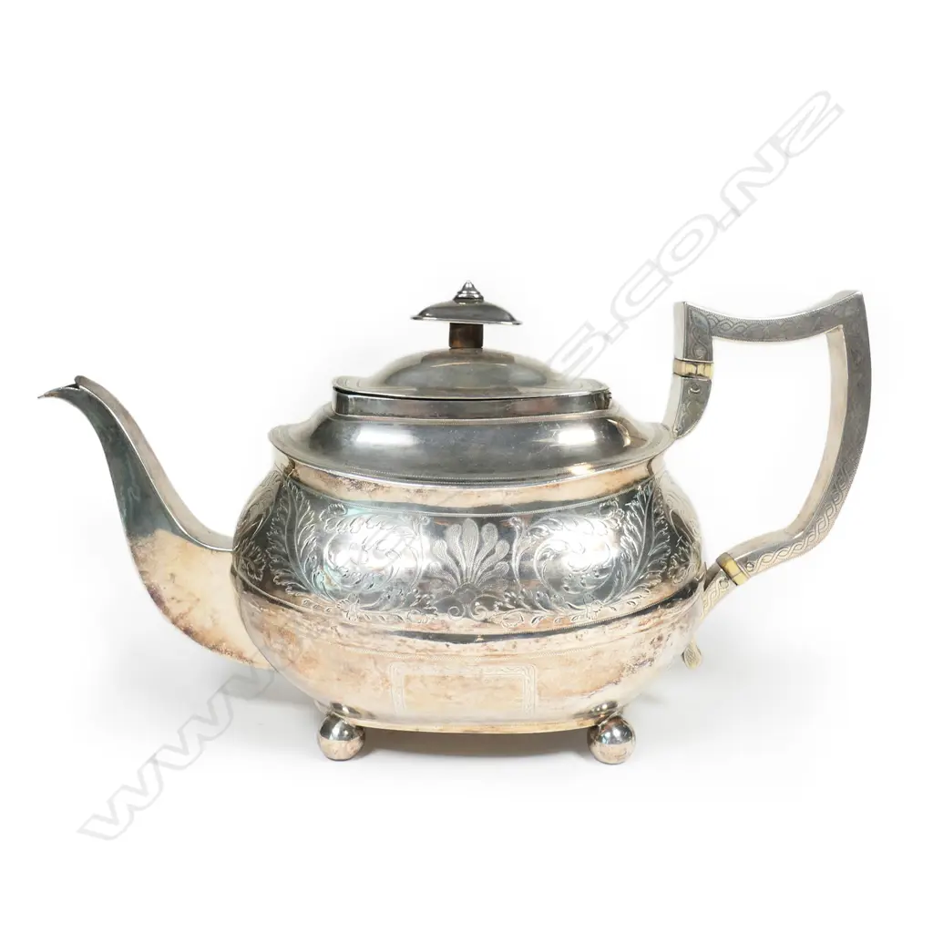 A George III silver teapot Image 1++