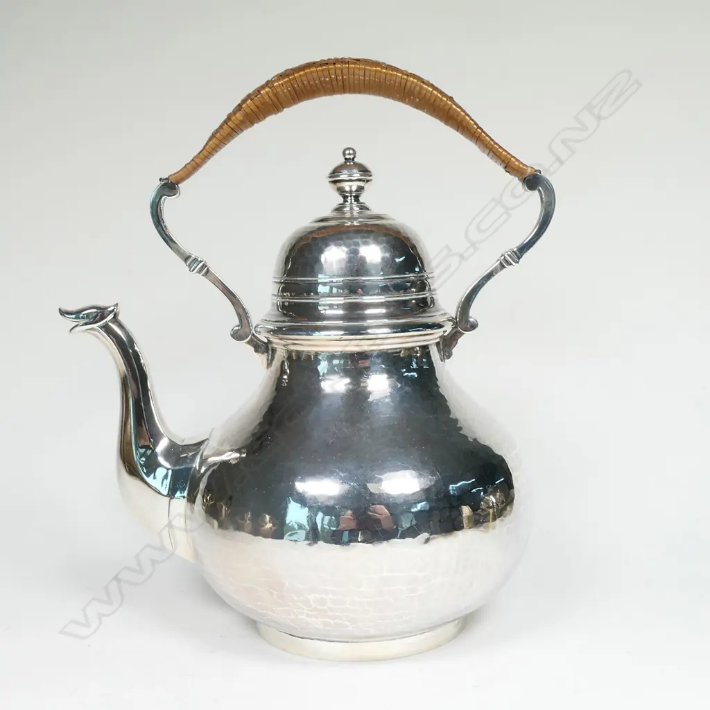 An Edwardian silver coffee pot in Dutch style, Image 1++