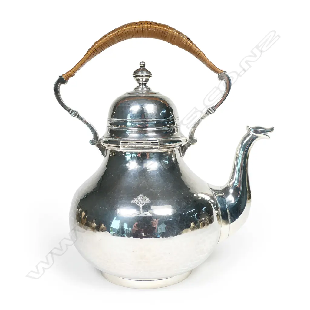 An Edwardian silver coffee pot in Dutch style, Image 1++