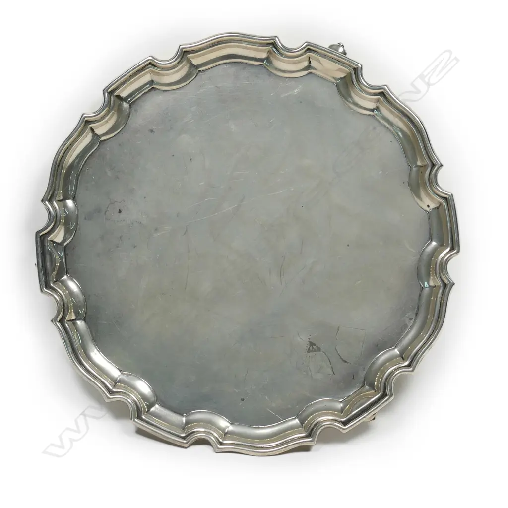 A George VI silver waiter, with piecrust rim, Image 1++