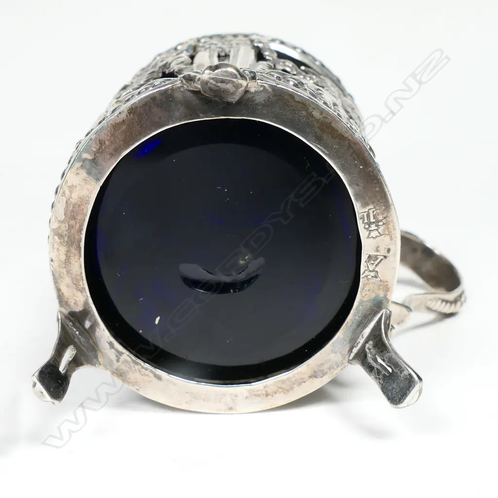 An 18thC French silver mustard pot with blue glass liner, Image 1++