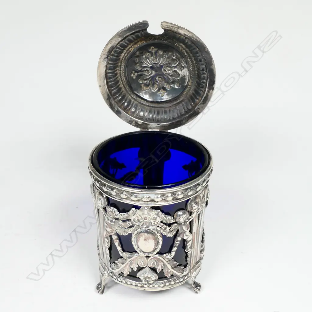 An 18thC French silver mustard pot with blue glass liner, Image 1++