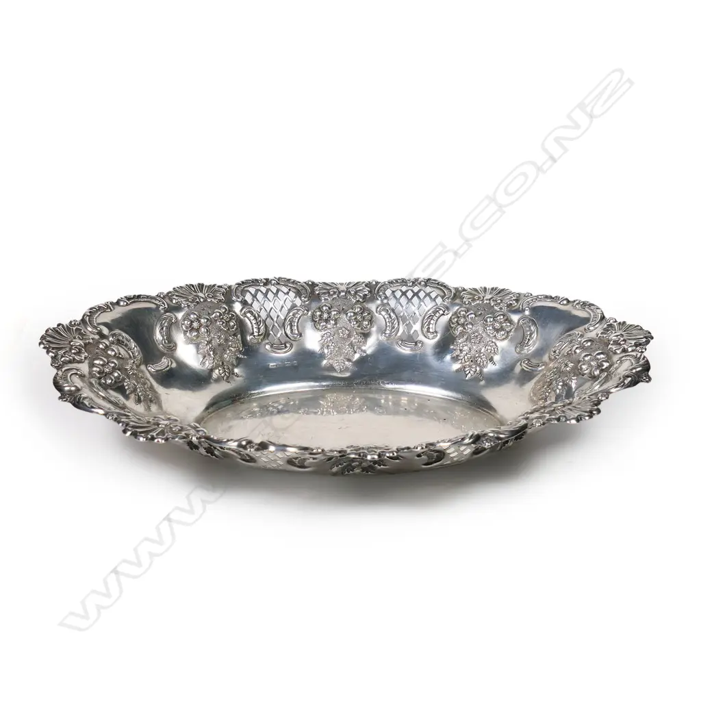 An Edwardian silver oval fruit dish, Image 1++
