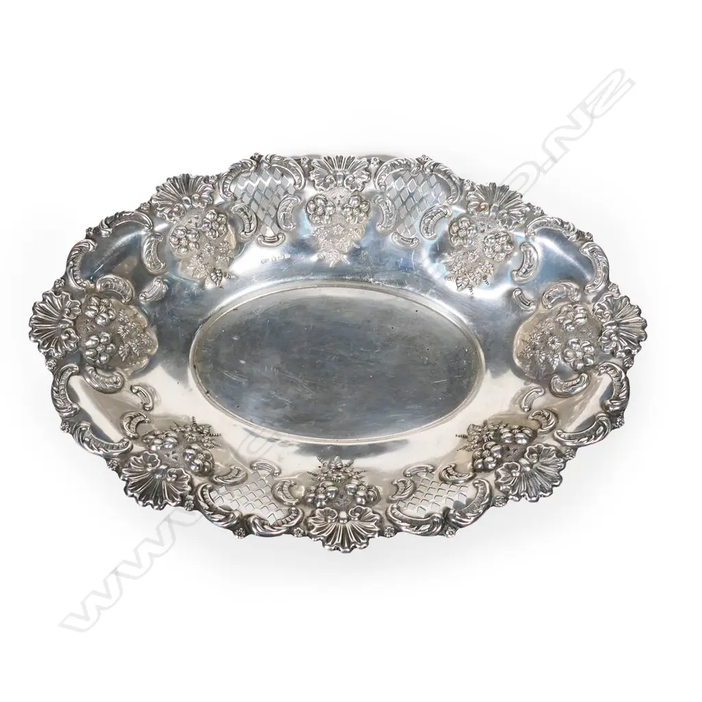 An Edwardian silver oval fruit dish, Image 1++