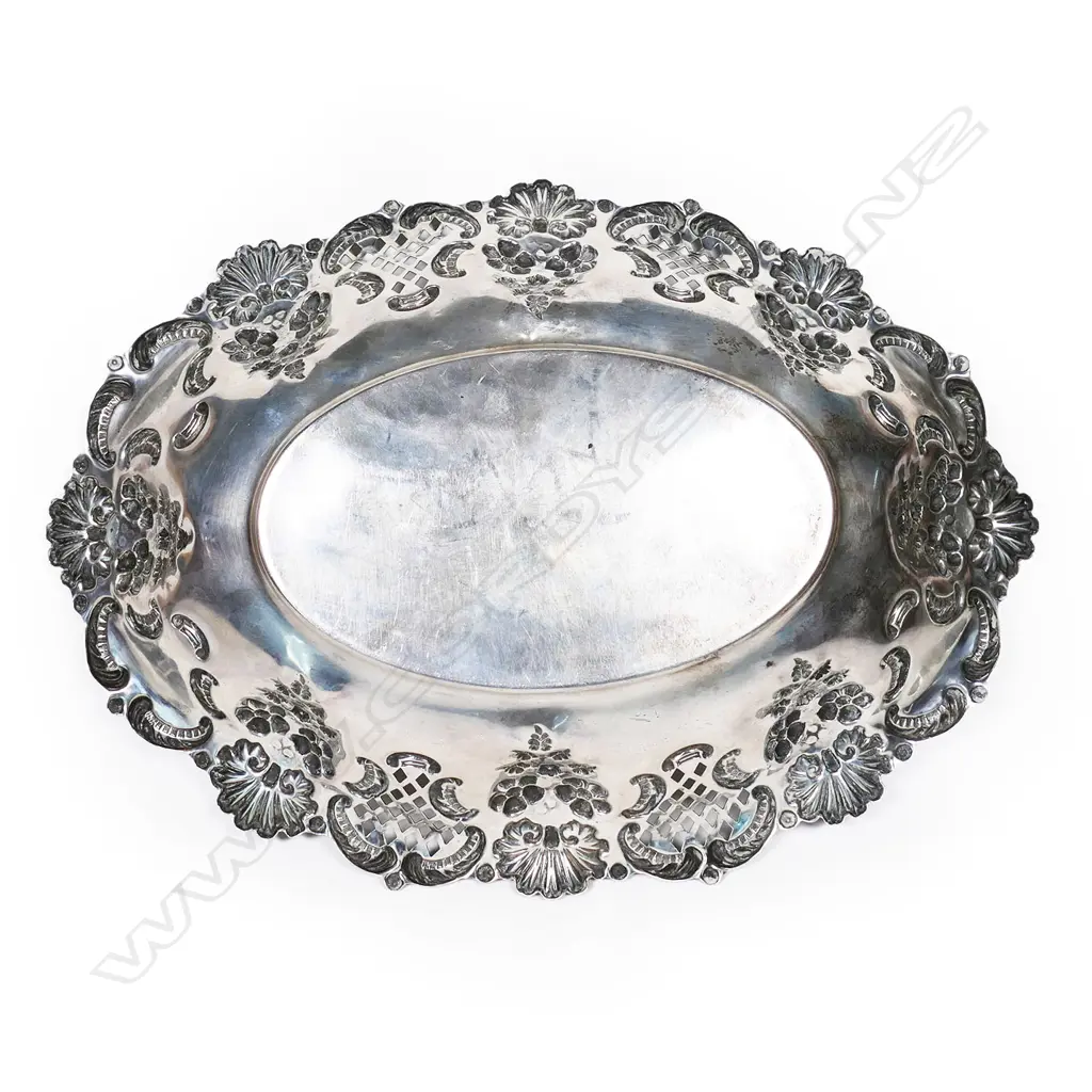 An Edwardian silver oval fruit dish, Image 1++