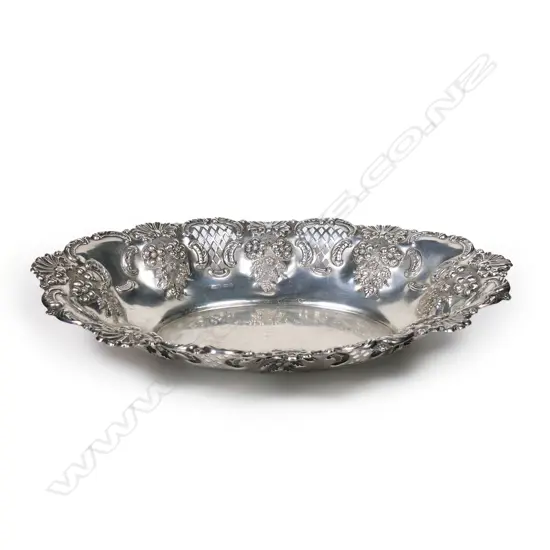 An Edwardian silver oval fruit dish,