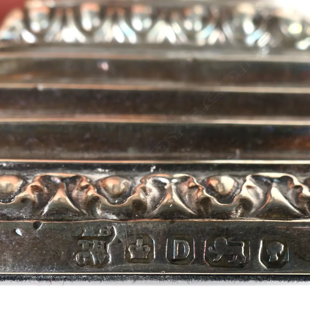 A pair of Victorian silver column candlesticks, Image 1++
