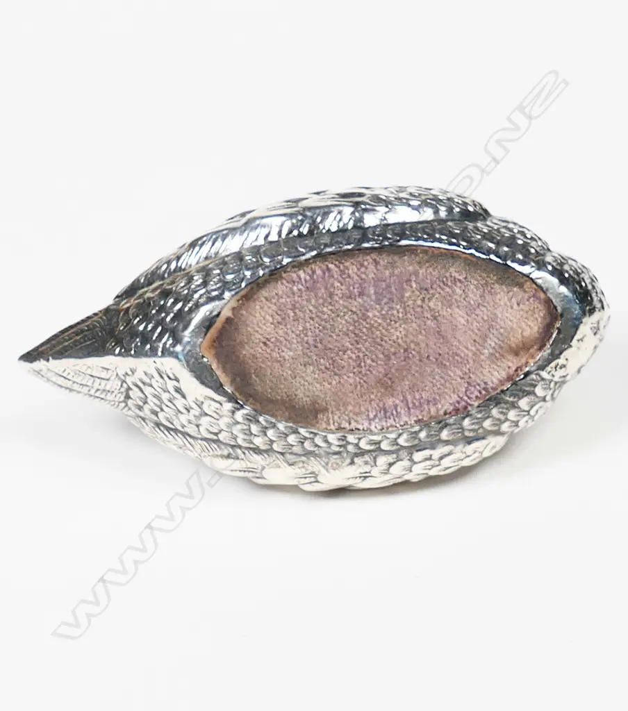 An Edwardian silver swan pin cushion, Image 1++
