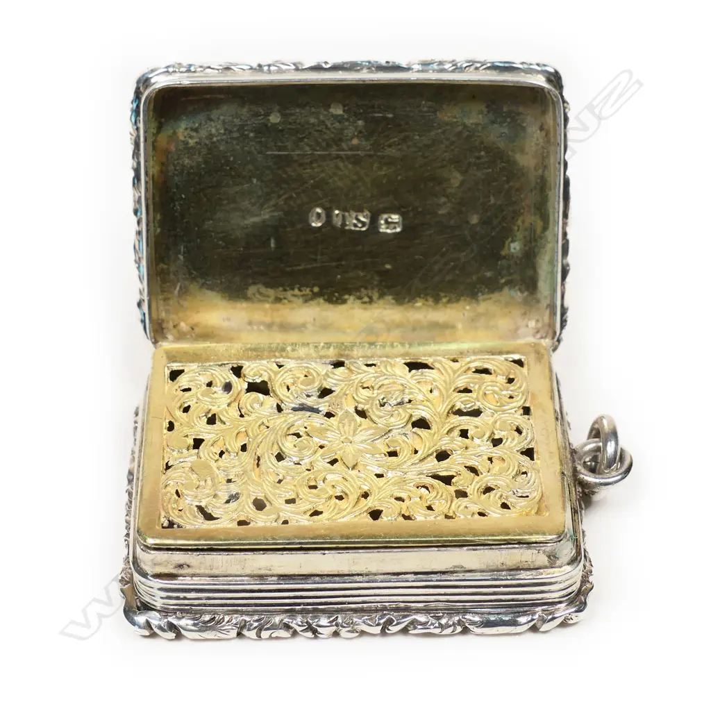 A late Georgian silver vinaigrette, Image 1++