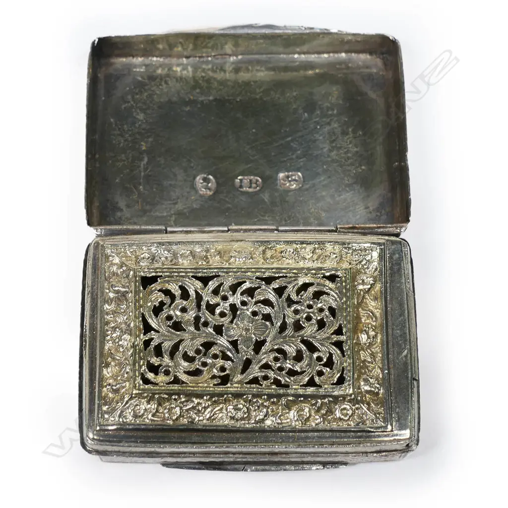 A George III silver vinaigrette, Image 1++