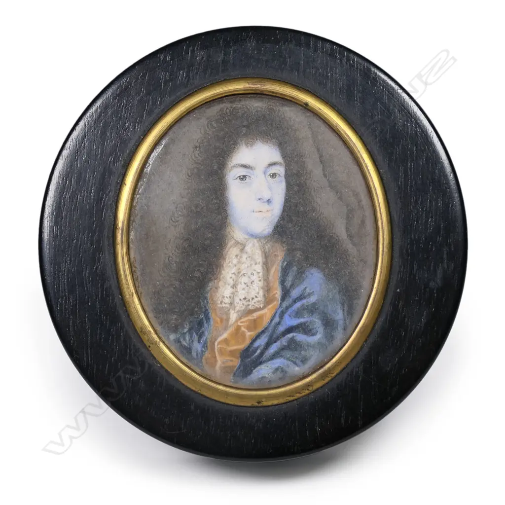 A bois durci circular table snuff box with portrait miniature inset lid. Image 1++