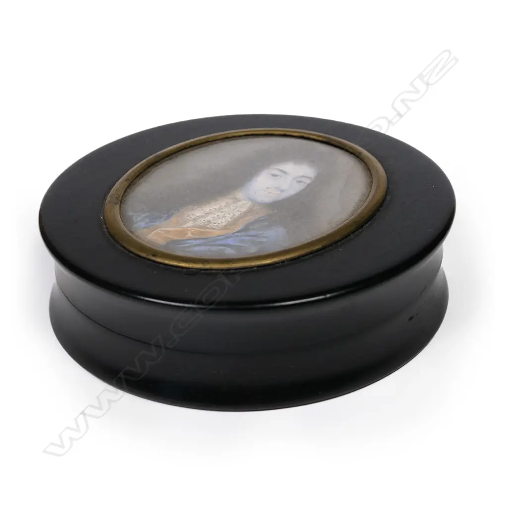 A bois durci circular table snuff box with portrait miniature inset lid. Image 1++