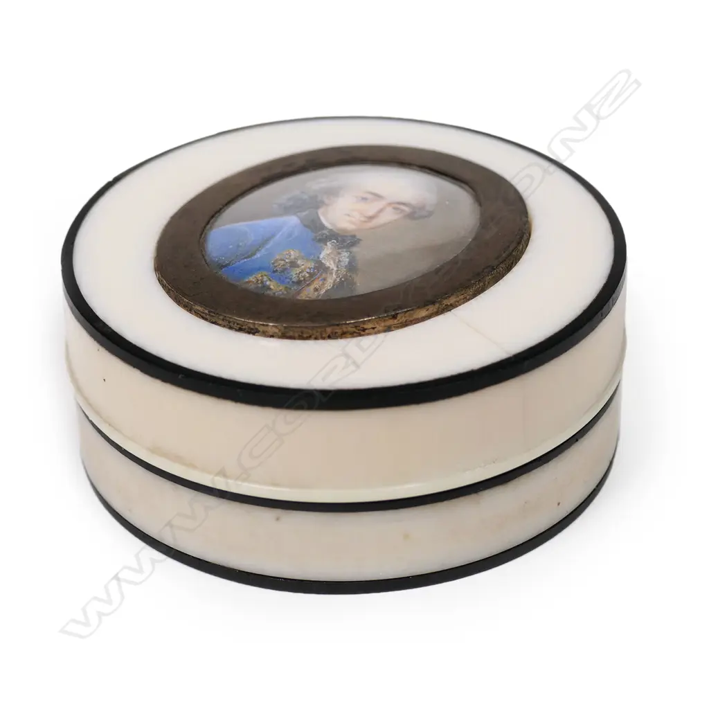 A circular ivory table snuff box set with an oval miniature portrait on ivory, Image 1++