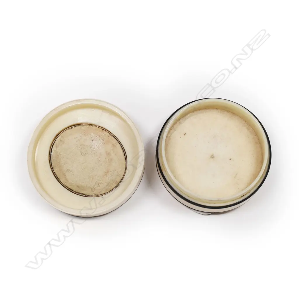A circular ivory table snuff box set with an oval miniature portrait on ivory, Image 1++