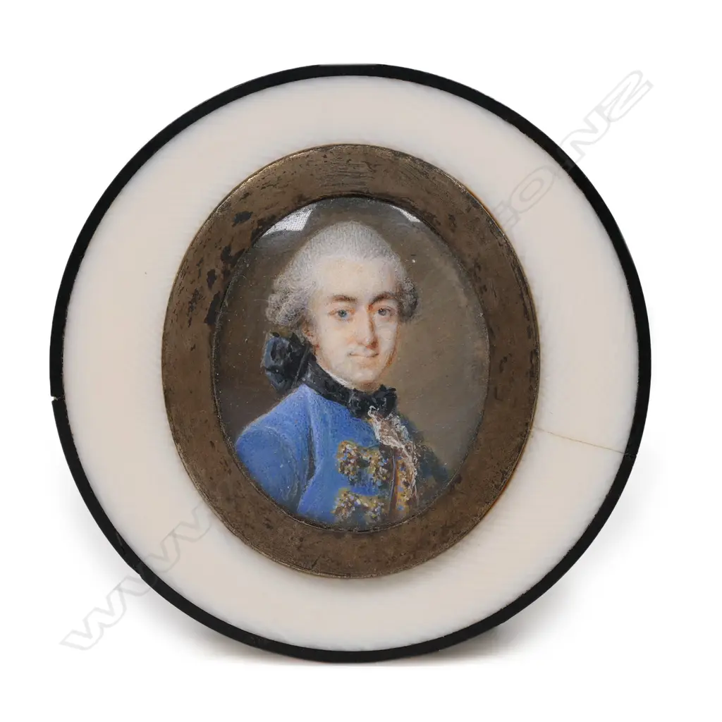 A circular ivory table snuff box set with an oval miniature portrait on ivory, Image 1++