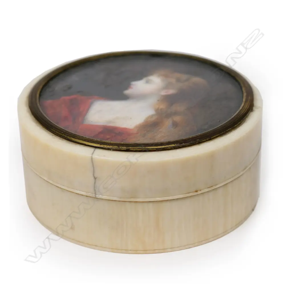 A small ivory table box with a pre-Raphaelite portrait miniature set to the top, Image 1++