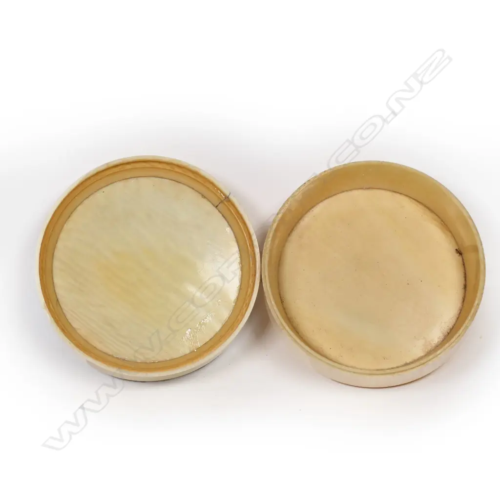 A small ivory table box with a pre-Raphaelite portrait miniature set to the top, Image 1++