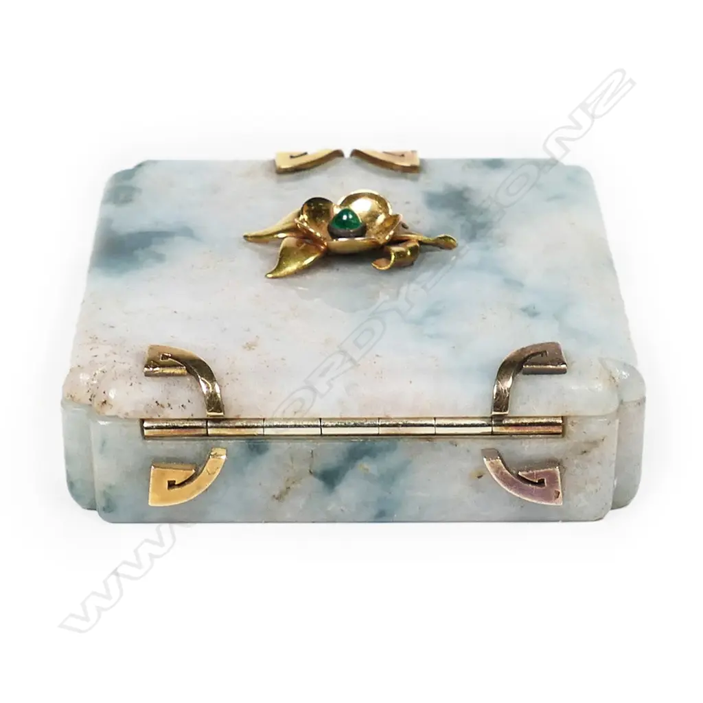 A hardstone and gold powder or rouge box, Image 1++