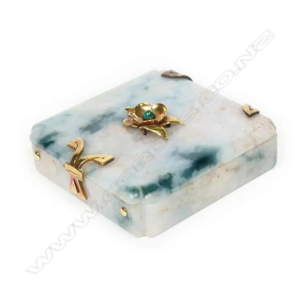 A hardstone and gold powder or rouge box, Image 1++