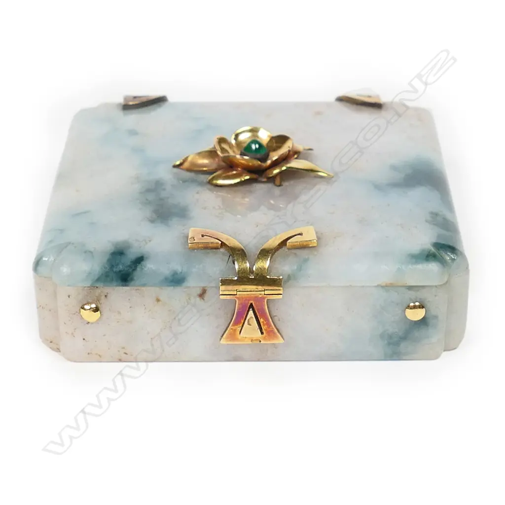 A hardstone and gold powder or rouge box, Image 1++