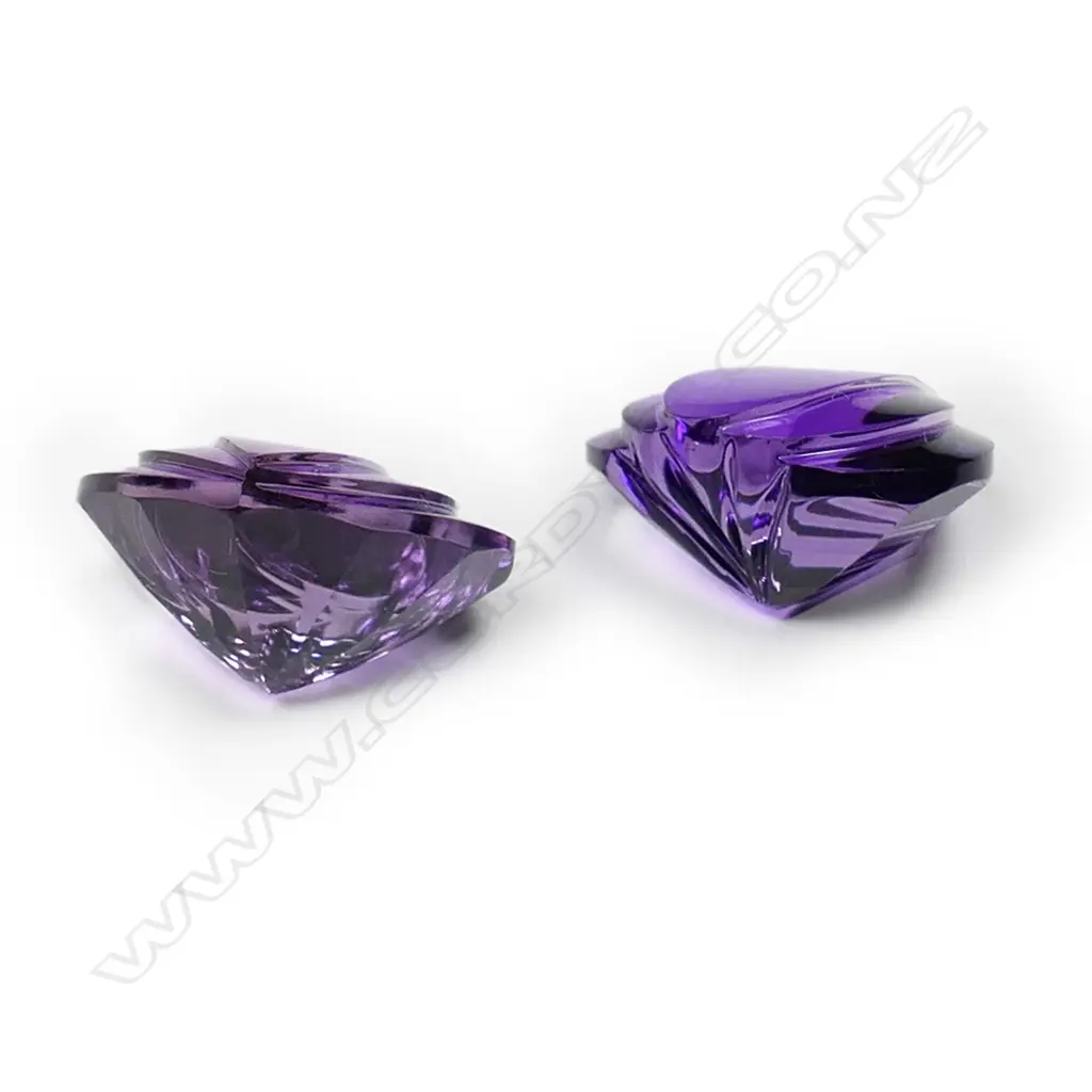 A pair of 9.00ct heart shaped amethyst unset gemstones, Image 1++