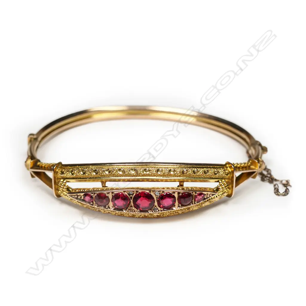 An Edwardian 9ct gold and garnet doublet hinged snap bangle, Image 1++