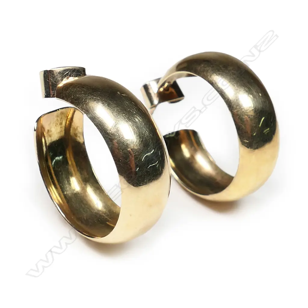 A pair of wide 9ct hoop earrings, Image 1++