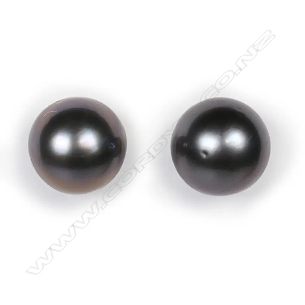 A pair of 18ct yellow gold and black pearl earrings, Image 1++