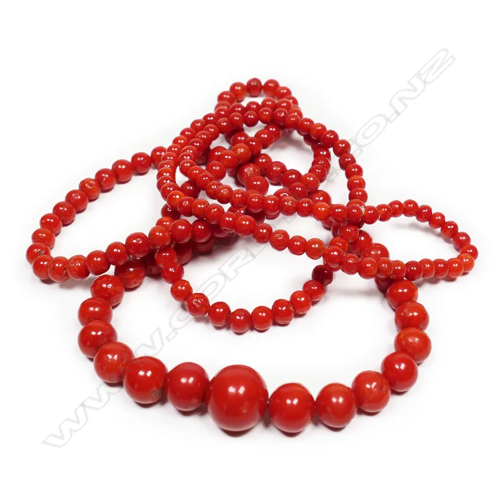 A long red coral bead necklace, Image 1++