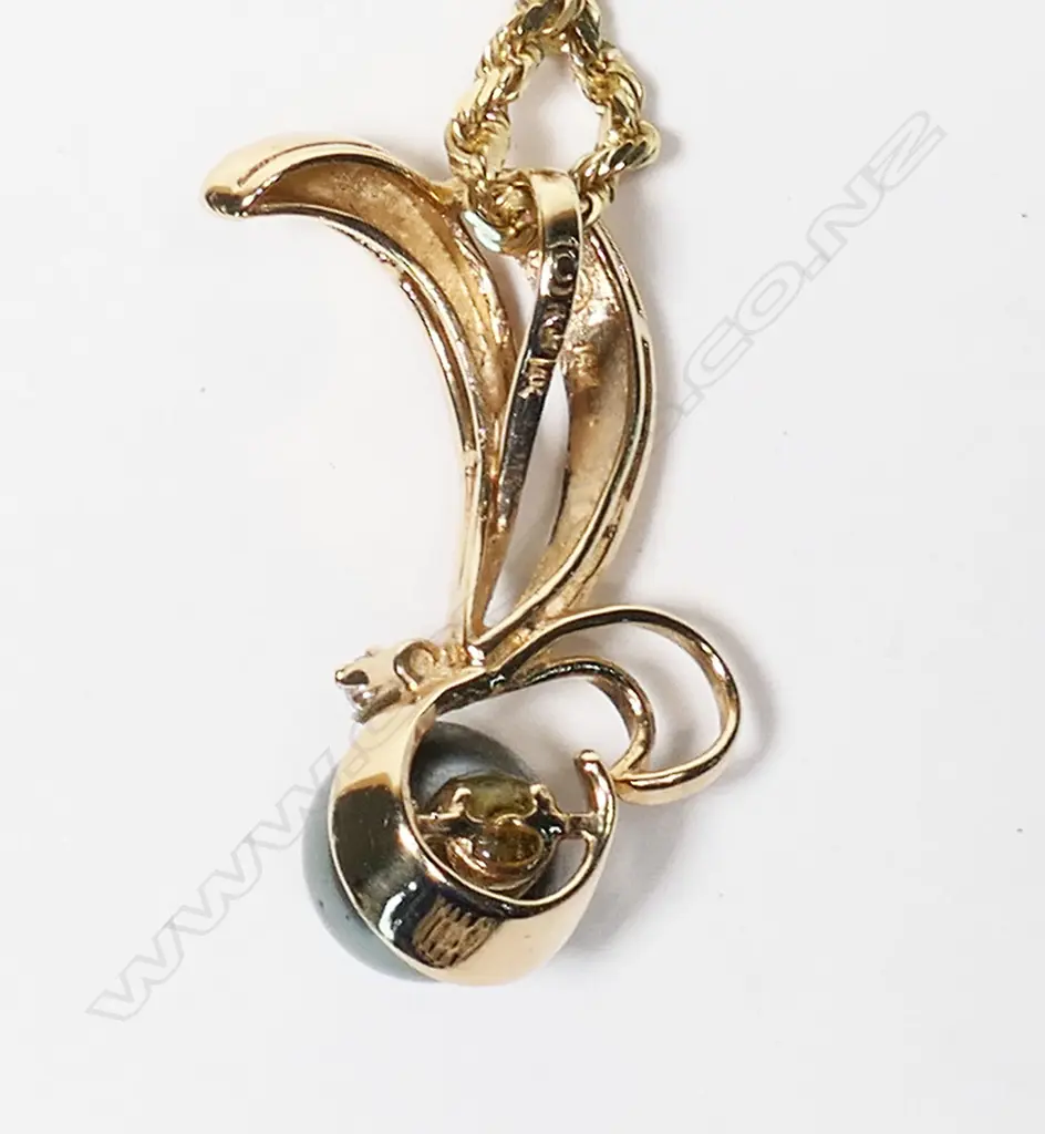 A 14k yellow gold pearl and diamond pendant on chain, Image 1++