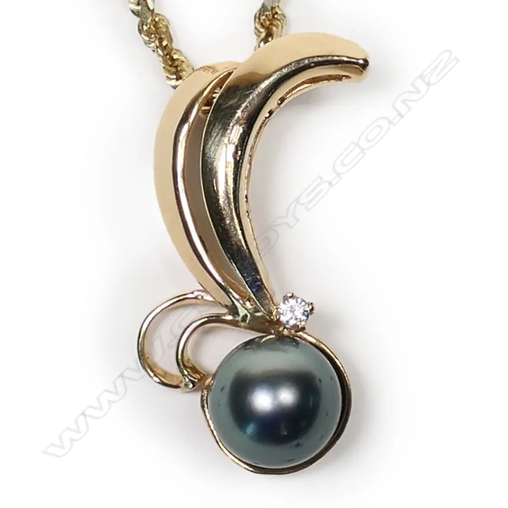A 14k yellow gold pearl and diamond pendant on chain, Image 1++