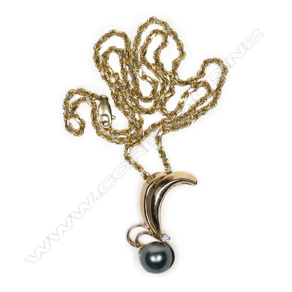 A 14k yellow gold pearl and diamond pendant on chain, Image 1++