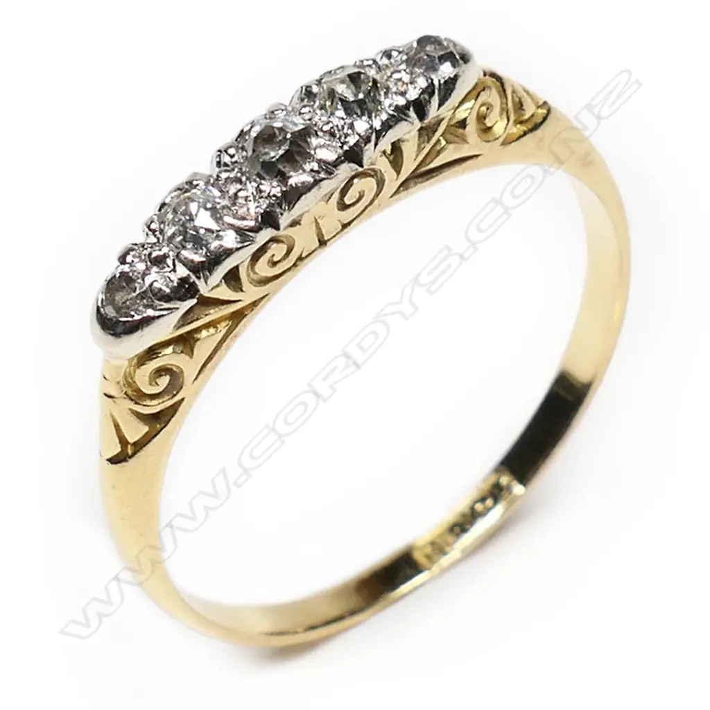 A vintage 18ct yellow gold five stone diamond ring, Image 1++
