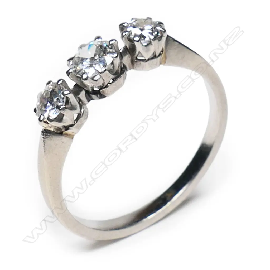 A vintage platinum and three diamond ring Image 1++
