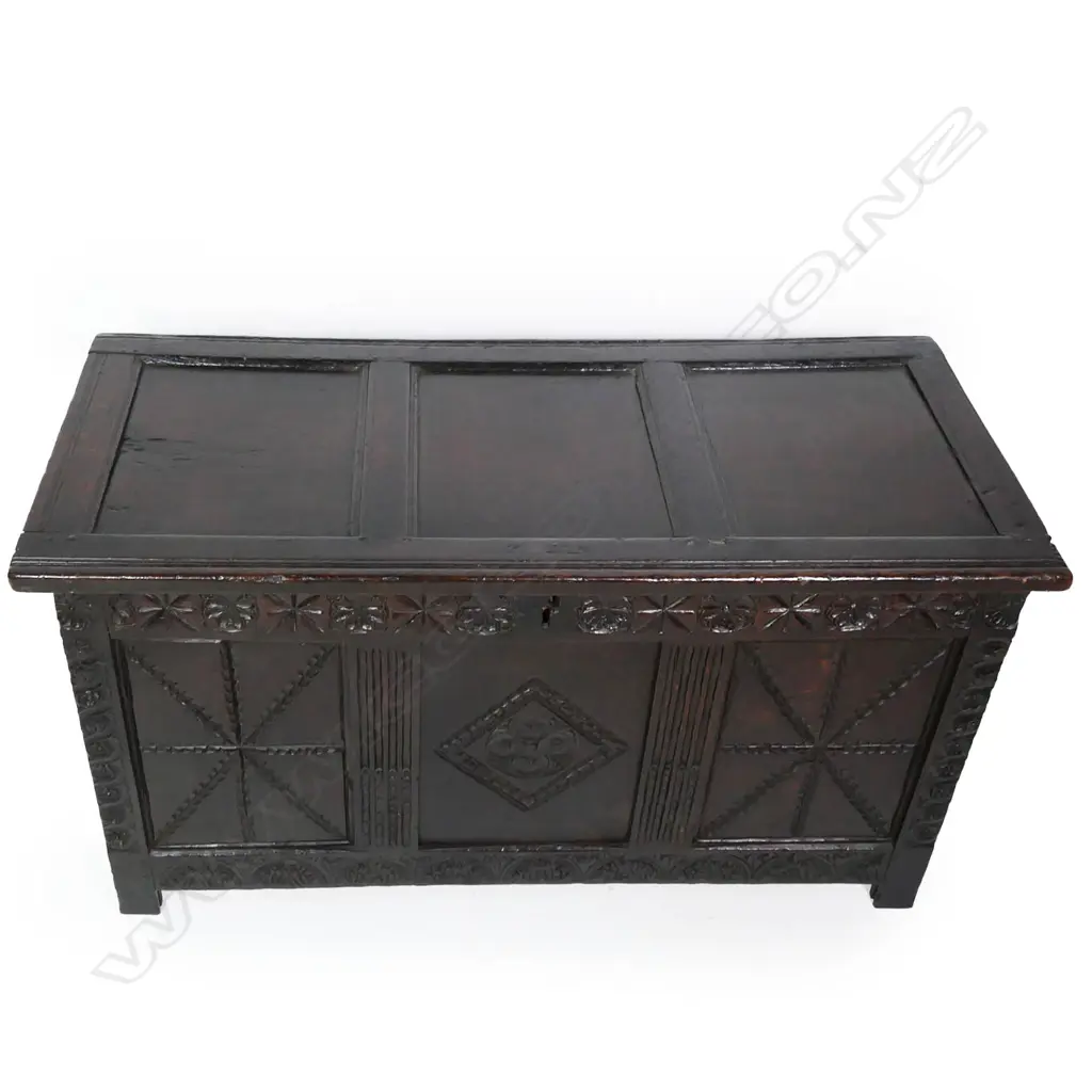 A Georgian oak coffer, Image 1++