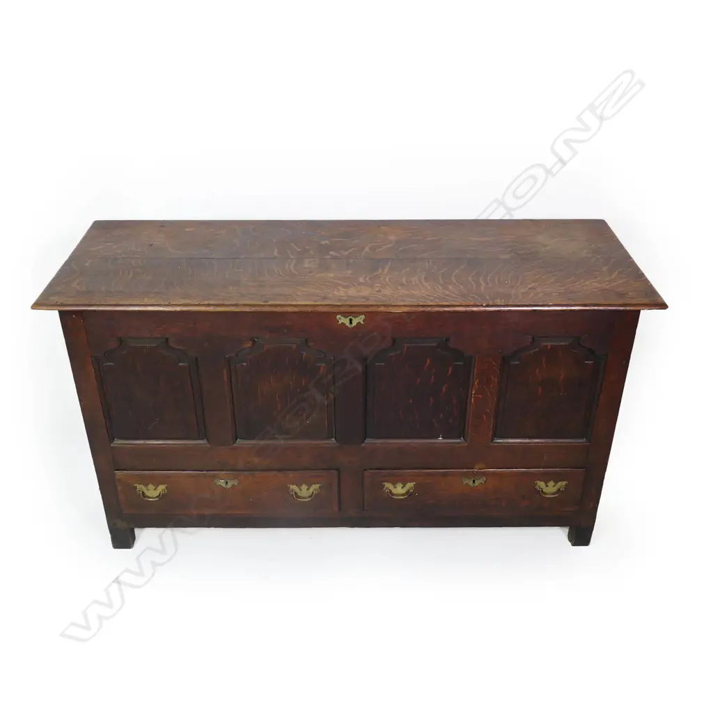 A George III oak mule chest, Image 1++