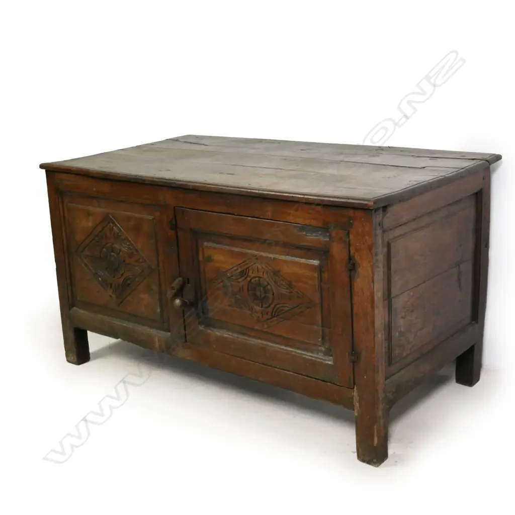 An 18thC oak low cupboard, Image 1++