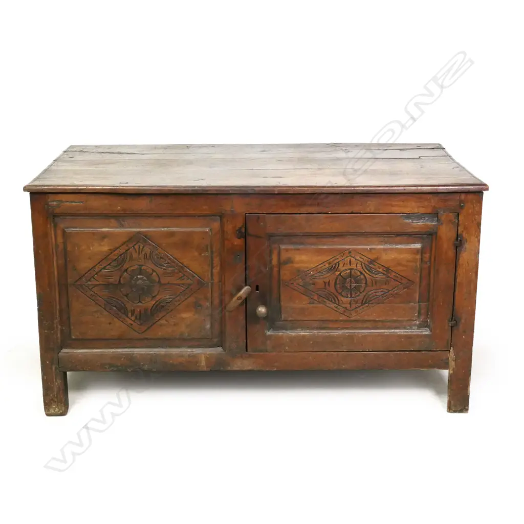 An 18thC oak low cupboard, Image 1++