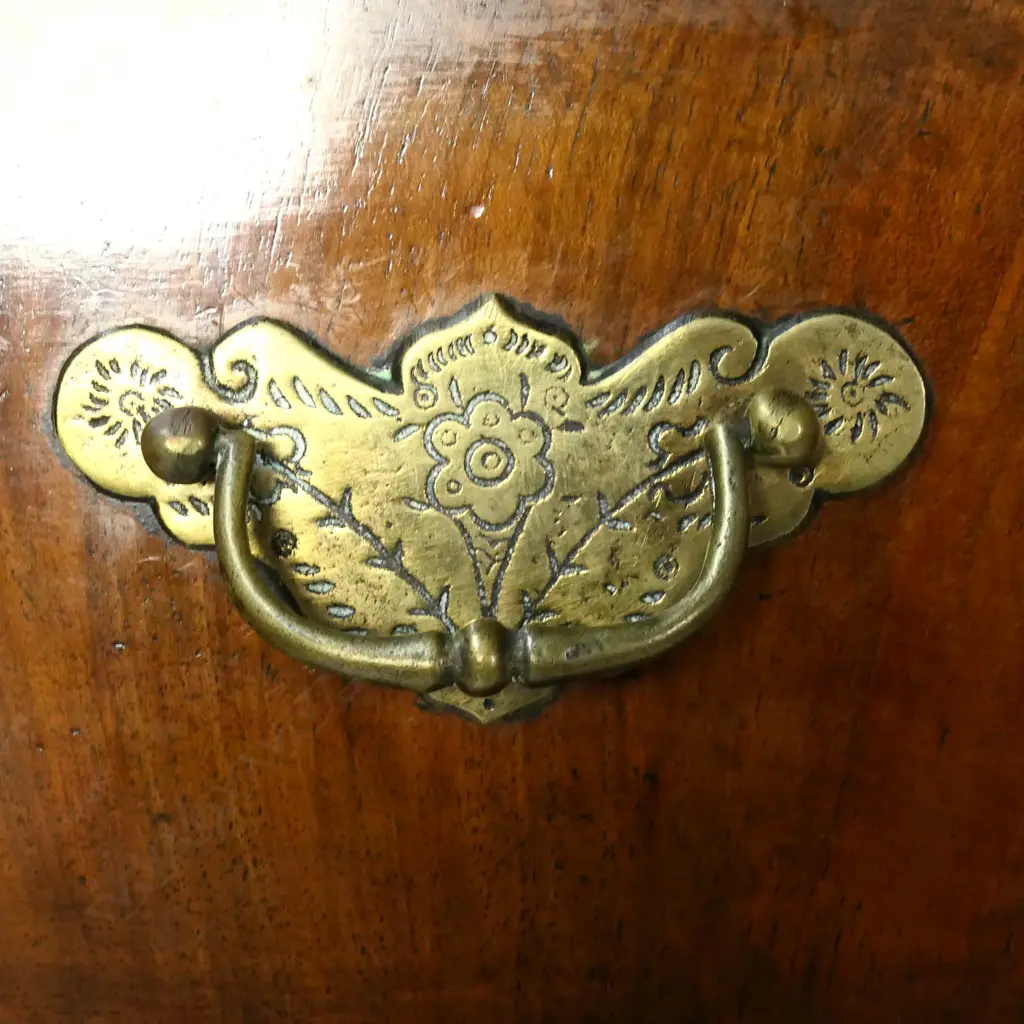 An 18thC walnut chest on chest, Image 1++