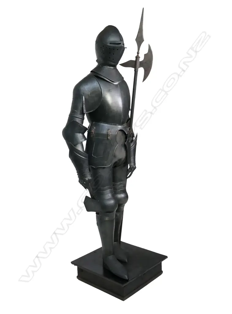 A reproduction medieval suit of armour, Image 1++