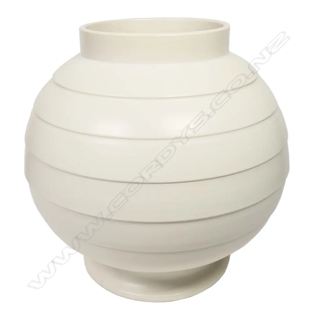A large Crown Lynn hand potted vase, Image 1++