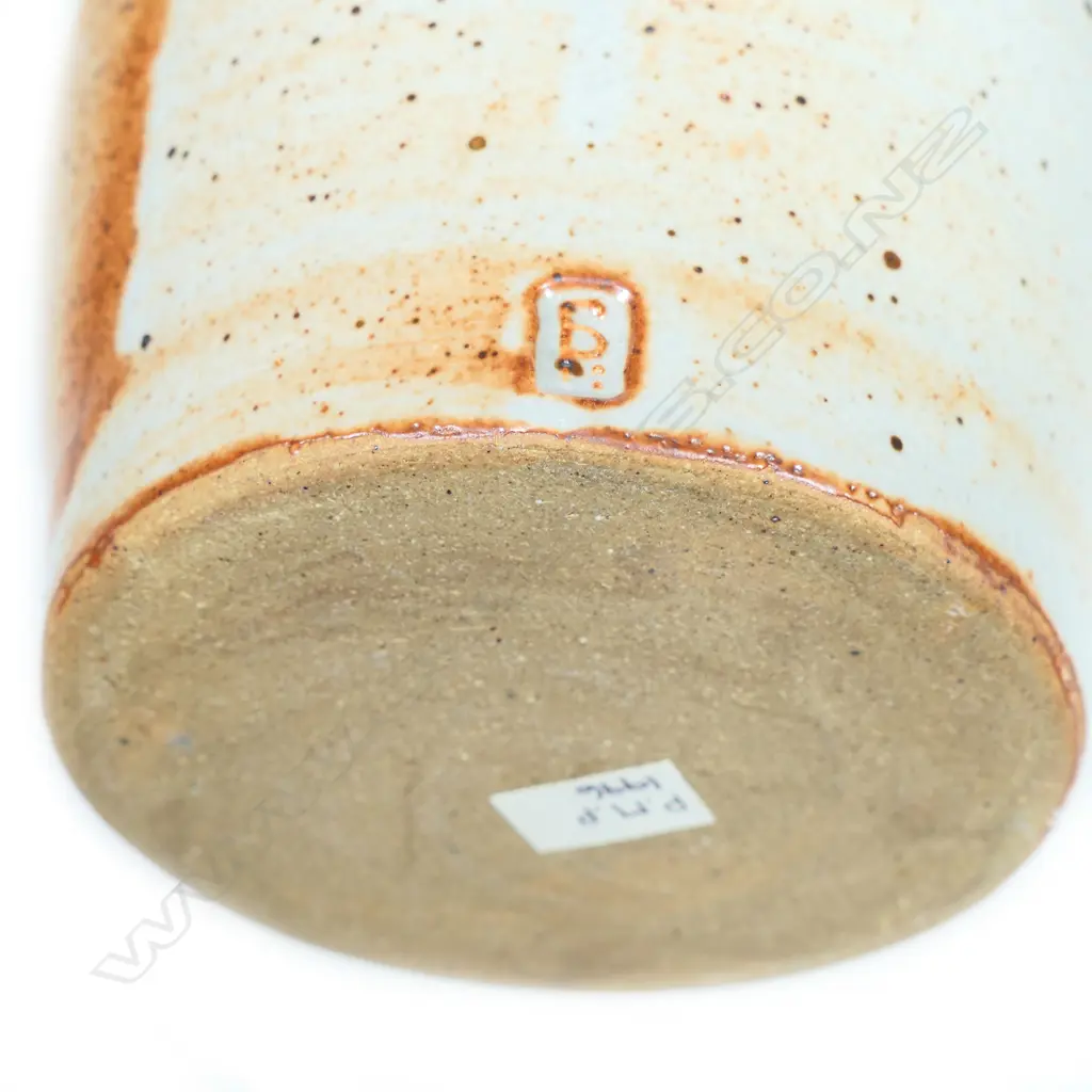 Peter Stichbury shino glazed vase, Image 1++