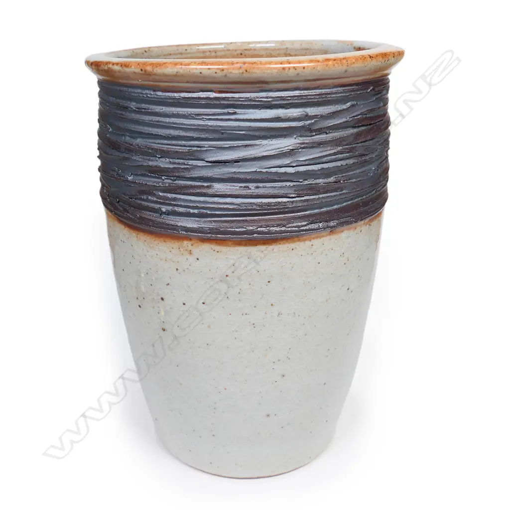 Peter Stichbury shino glazed vase, Image 1++