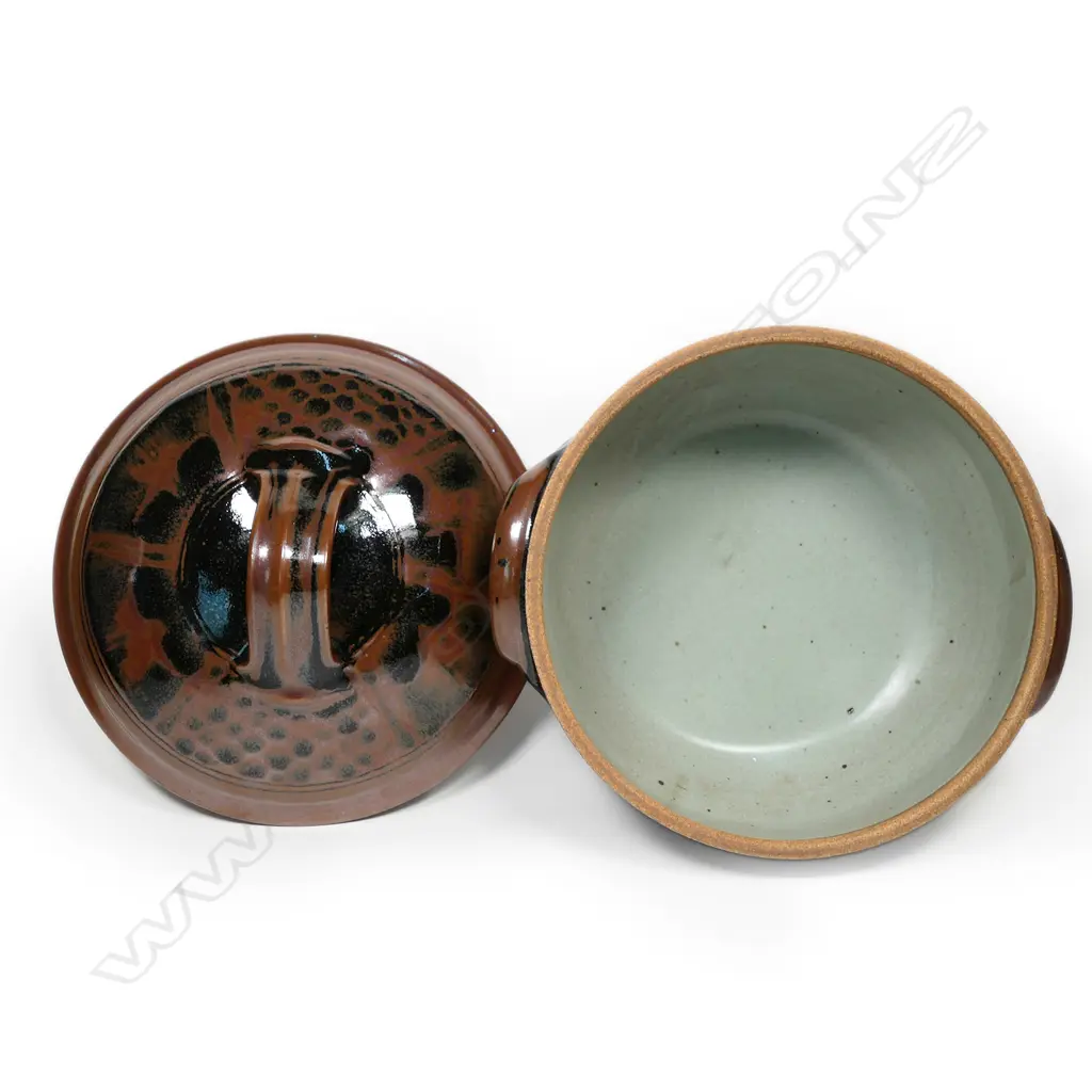 Peter Stichbury lidded casserole, Image 1++