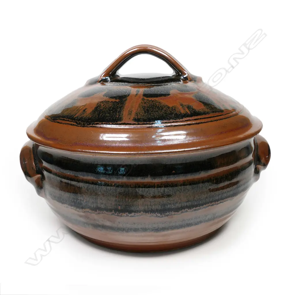 Peter Stichbury lidded casserole, Image 1++