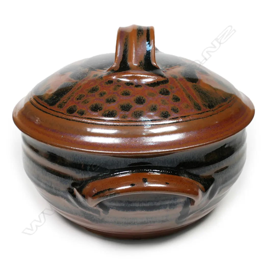 Peter Stichbury lidded casserole, Image 1++