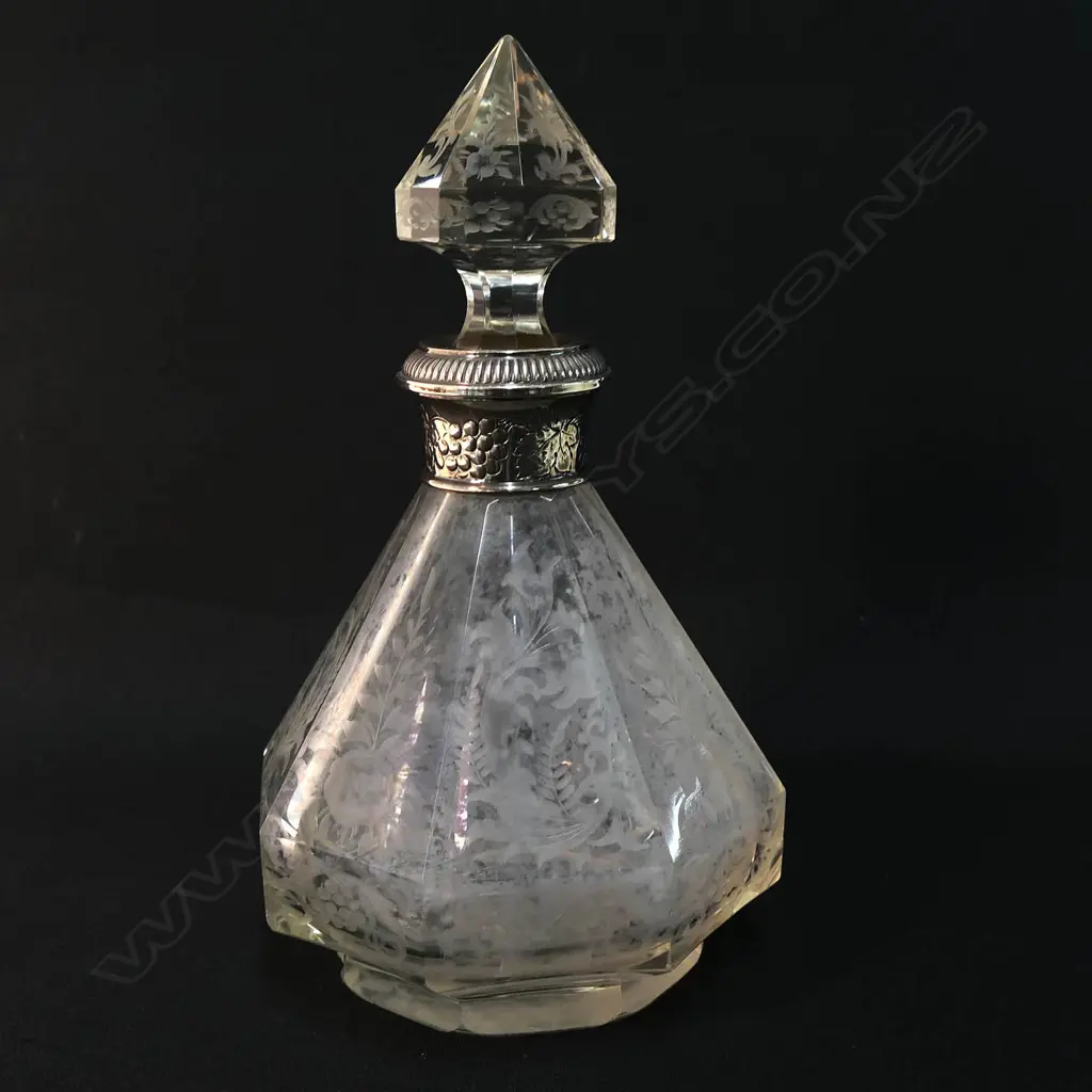 An etched crystal flacon de parfum, Image 1++